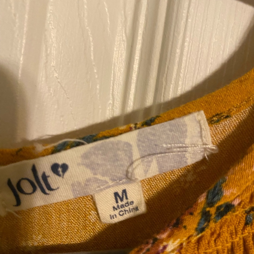 Jolt size medium (runs small).  Super cute top! - Picture 2 of 3